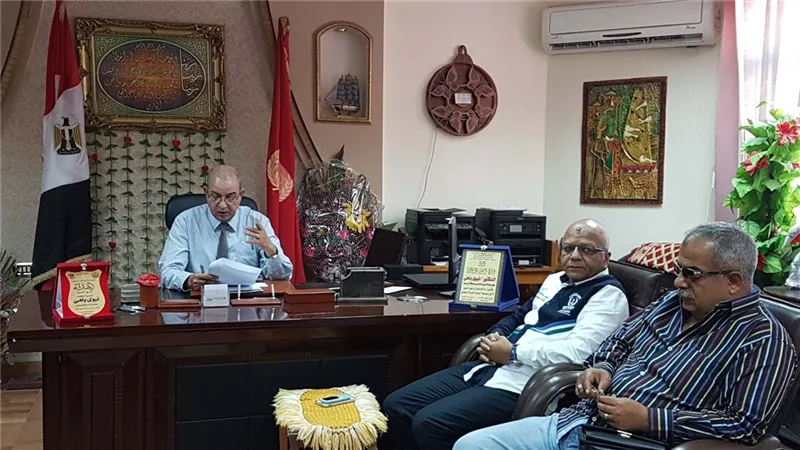 باهى يجتمع بمجموعة عمل التطوير المهنى بمكتبه بديوان المديرية