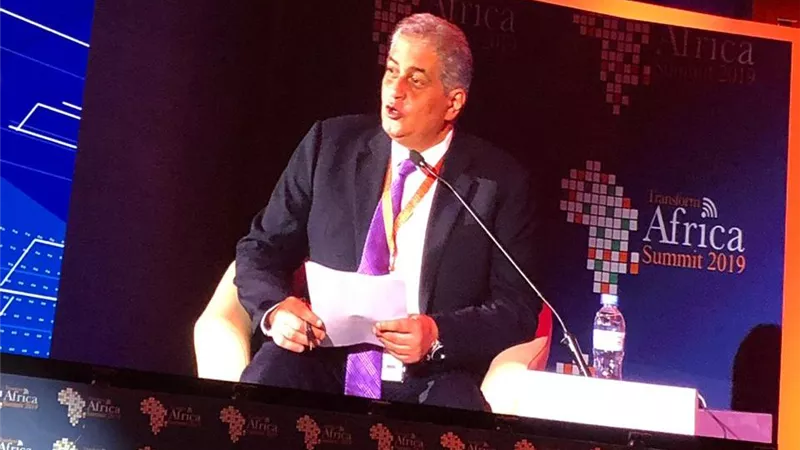 الإعلامي أسامة كمال متحدثاً ومديراً للجلسة الرئاسية بقمة 