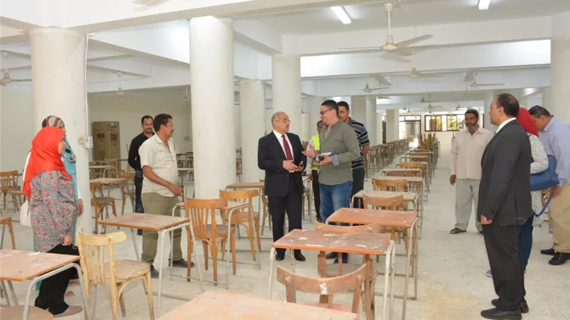 رئيس جامعة أسيوط يتفقد صالات الامتحانات قبل استقبال الطلاب