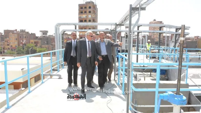 محافظ الجيزة يتابع تجارب التشغيل الاولية واخذ العينات بمحطة مياه جزيرة الدهب
