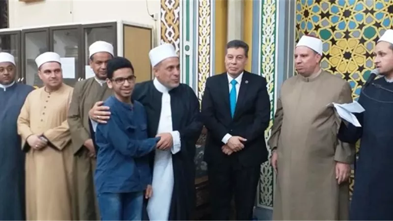 رئيس حى الدقى يسلم شهادات حفظة القرأن فى احتفاليه ليله العاشر من رمضان