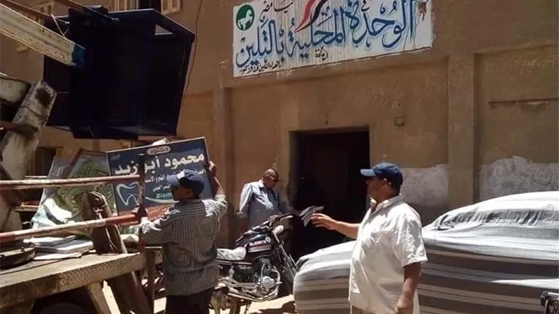 ازالة الاعلانات واللافتات غير المرخصة بطريق البحر بوحدة التلين بمنيا القمح