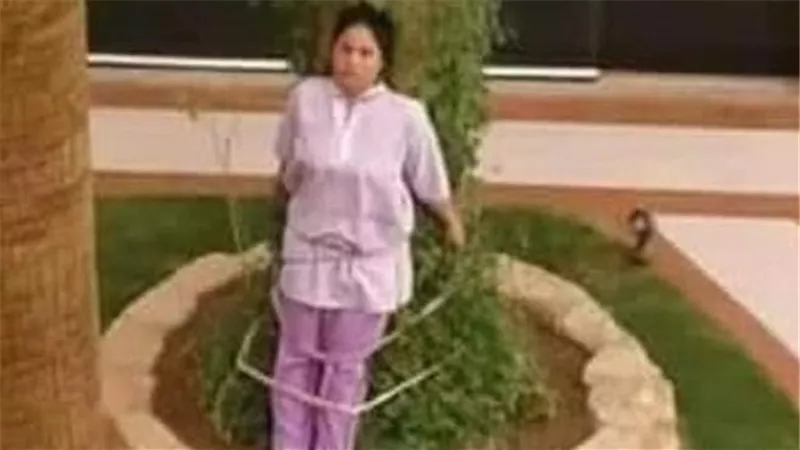 أسرة فلبينية تعاقب خادمة بربطها في شجرة ..صور