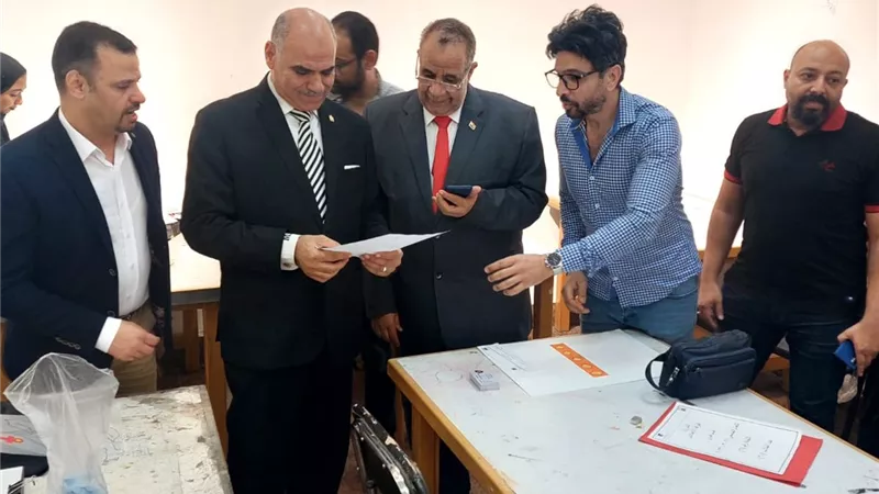 رئيس جامعة الأقصر ونائبه يتفقدان سير أعمال امتحانات نهاية العام بكلية الفنون الجميلة