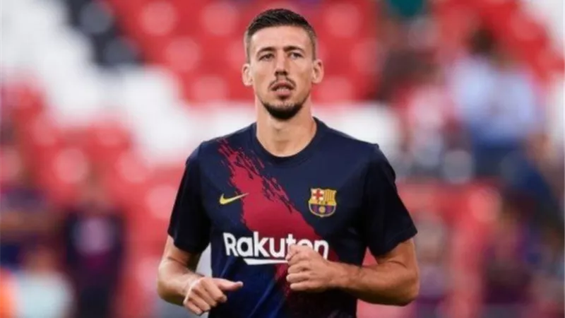 برشلونة يقترب من التخلص من مدافعه الفرنسى