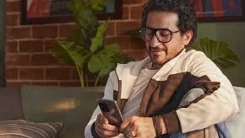 احمد حلمى يمازح جمهوره بـ قناع باتمان