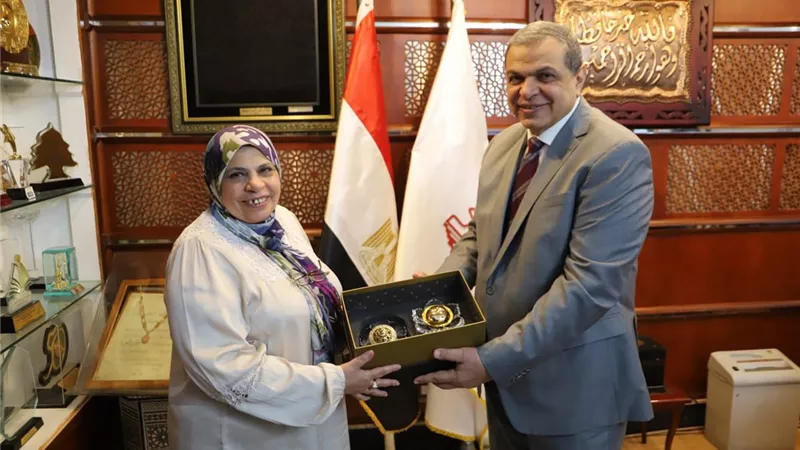 سعفان يكرم وكيل الوزارة للموارد البشرية ومدير عام المكتب الفني للوزير