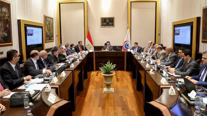 بعد مرور ٦ اشهر .. عبدالغفار يوجه بتطعيم المواطنين بلقاح كورونا