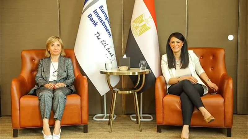 وزيرا التعاون الدولى والطيران يبحثان سبل تعزيز التعاون مع بنك الاستثمار الأوروبى