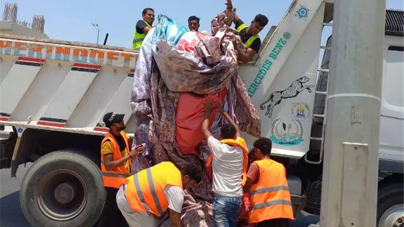 جهاز 6 أكتوبر يشن حملة لإزالة الإشغالات بالتعاون مع شرطة التعمير.. بالصور