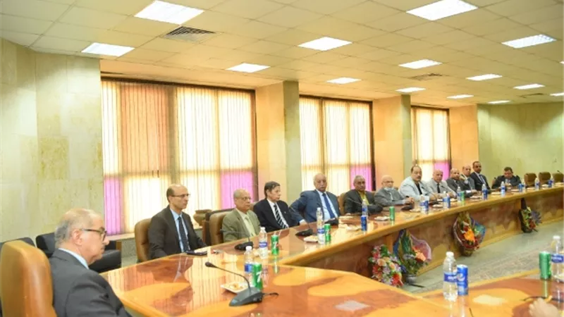 مجلس إدارة مركز التطوير الجامعى يكرم رئيس جامعة أسيوط باعتباره مثل وقدوة للقيادة المتميزة