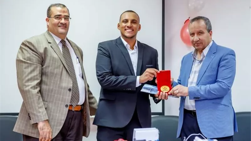 رئيس جامعة السويس يكرم الطالب مصطفى فرهود لفوزه بالمركز الأول في مسابقة هواوي