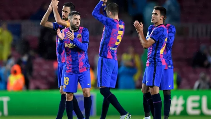 أسطورة برشلونة يحدد موعد رحيله عن الفريق