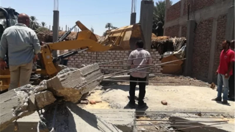 إزالتة حالتى بناء وسلمين بدون ترخيص بمدينة الاقصر
