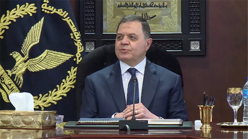 وزير الداخلية يهنئ وزير الدفاع ورئيس الأركان بحلول عيد الأضحى المبارك
