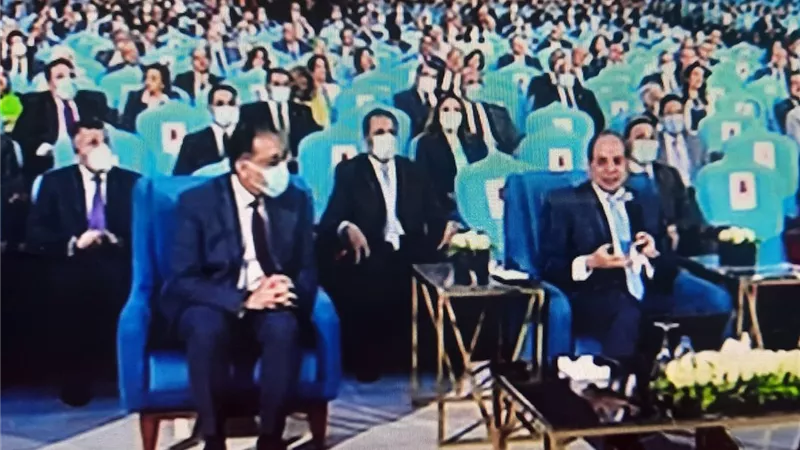 الرئيس يمازح احدى المشاركات في الجلسة الحوارية : رحاب بتقبضى كام