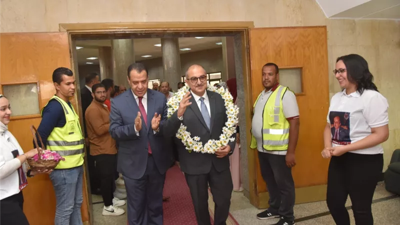 بالتصفيق والورود والموسيقى طلاب جامعة أسيوط تستقبل رئيس الجامعة فى ممر شرفى وفاءاً وتكريماً له