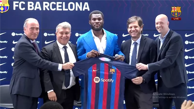 برشلونة يكشف وسائل حل أزمته المالية .. وإتفاق جافى لتجديد عقده