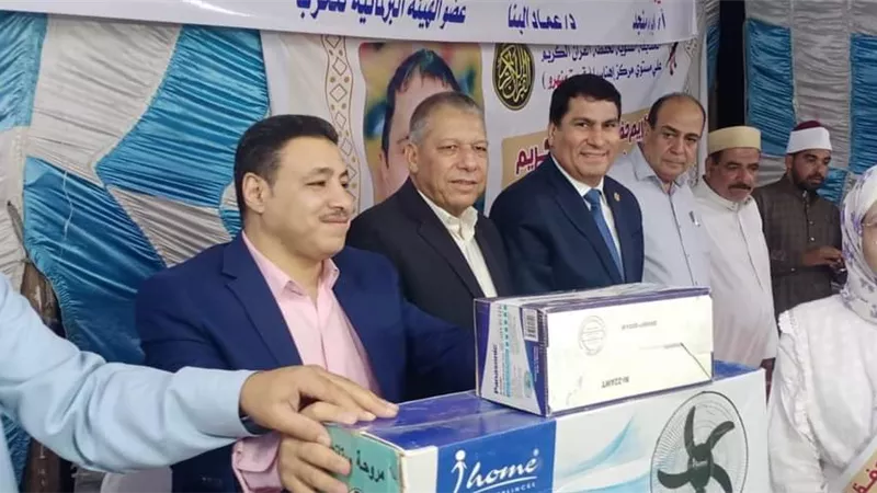 النائبان بدر وتوفيق يكرمان حفظة القرآن الكريم بقرية منهرو بإهناسيا