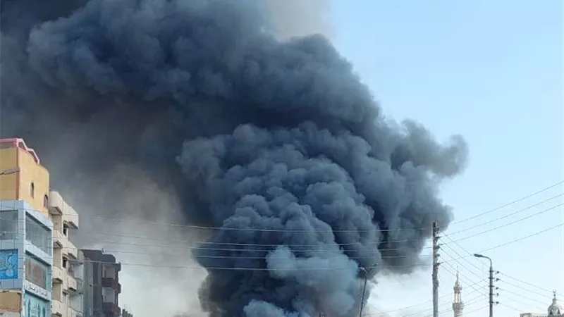 حريق هائل بالسوق التجاري في القنطرة غرب بالإسماعيلية..صور