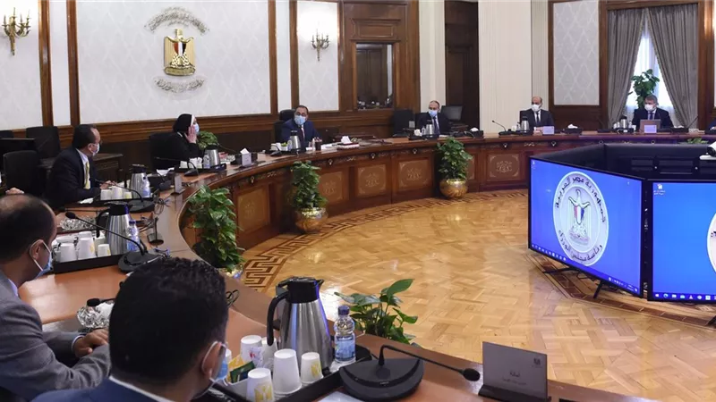 رئيس الوزراء يستعرض عدداً من المشروعات الإنتاجية والصناعية المقترحة في عدة قطاعات