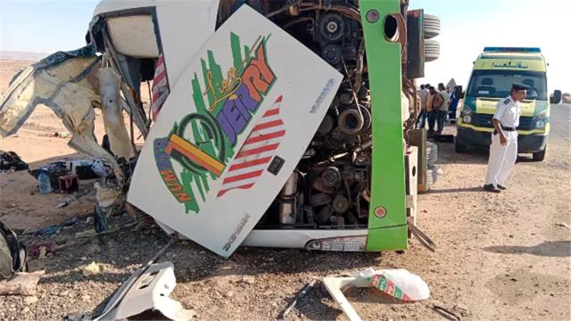 مصرع وإصابة 42 شخصا فى انقلاب اتوبيس سياحى بطريق ابوسمبل .. صور