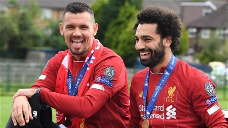 لوفرين يغازل محمد صلاح بشأن عضلاته