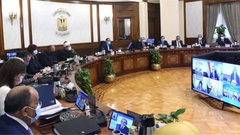 عبد الغفار: الاستمرار فى رفع معدلات ونسب التطعيم بين المواطنين وتكثيف حملات طرق الأبواب
