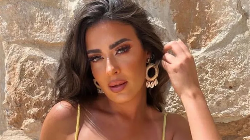 بالأصفر .. ميرنا نور الدين تلفت الأنظار بإطلالة صيفية
