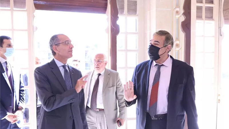 وزير الاتصالات يقوم بجولة بمركز إبداع مصر الرقمية بقصر السلطان حسين