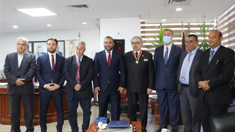 الرئيس الفلسطيني يقلد الدكتور علاء عبد الهادي وسام الثقافة والعلوم والفنون