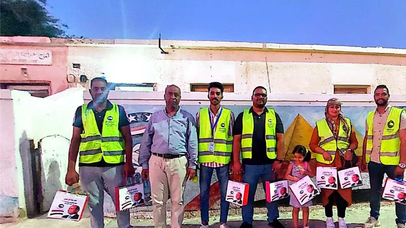 مستقبل وطن يفاجئ اهالي رأس غارب بتوزيع هدية الرئيس بمناسبة عيد الأضحى