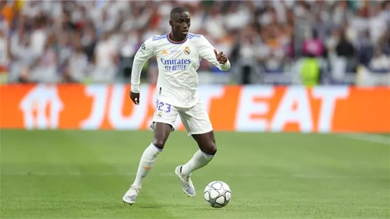 ريال مدريد يعرض مدافعه للبيع في الميركاتو الصيفى