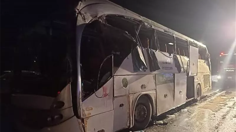 بالاسماء.. إصابة 34 شخصًا إثر انقلاب اتوبيس بالطريق الدائري الأوسط أمام بنزينة التعاون بالغردقة