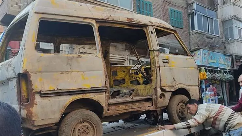 متروكة ومتهالكة.. الداخلية: رفع 63 سيارة من الشوارع