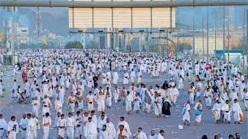 ضيوف الرحمن ينفرون من عرفات إلى مزدلفة
