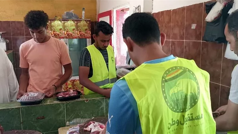 مستقبل وطن بجنوب سيناء يوزع اللحوم على لأسر الأكثر إحتياجاً إحتفالاً بعيد الأضحى المبارك