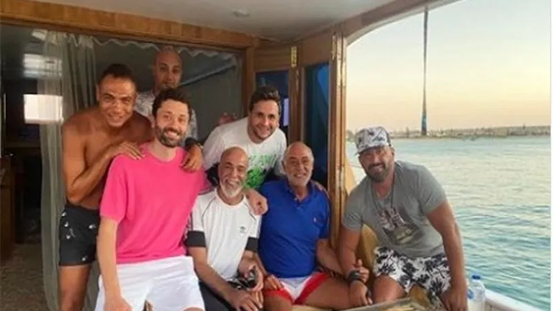 الناس الحلوة.. مصطفى خاطر يحتفل بالعيد برفقة السقا وكريم محمود عبد العزيز فى مركب بالبحر