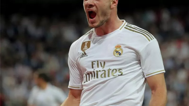 رسميًا.. رحيل لوكا يوفيتش مهاجم ريال مدريد إلى صفوف فيورنتينا الإيطالي