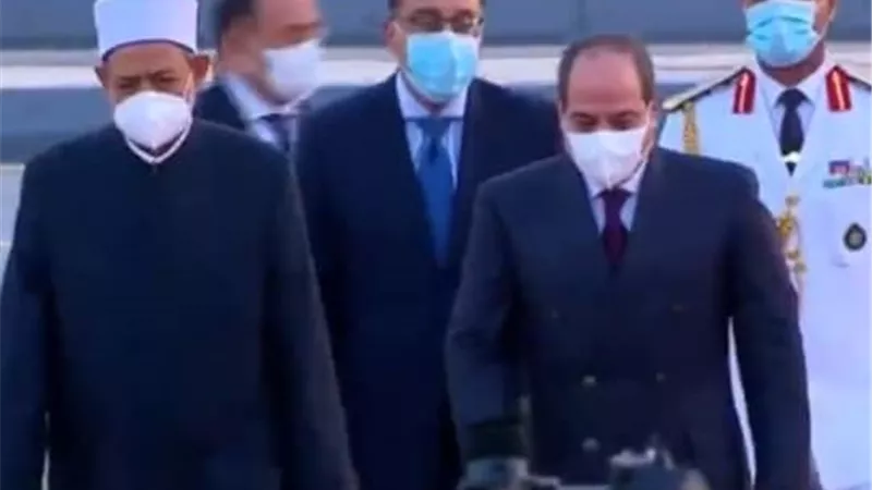 الرئيس السيسى يغادر مسجد المشير طنطاوى عقب أداء صلاة عيد الأضحى