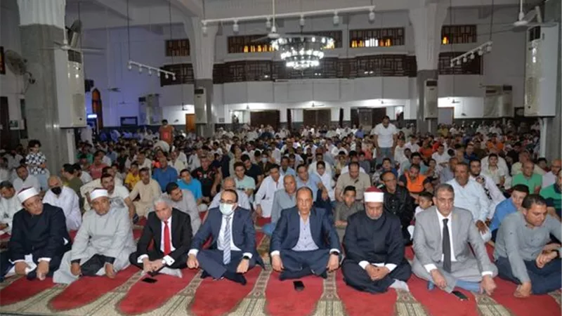 قيادات الإسماعيلية يؤدون صلاة عيد الأضحى بمسجد الشهداء..صور