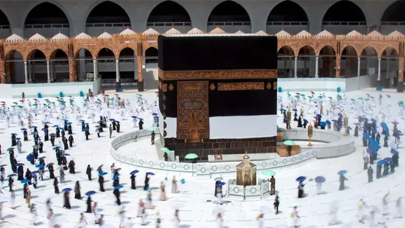 حجاج بيت الله الحرام يؤدون طواف الإفاضة