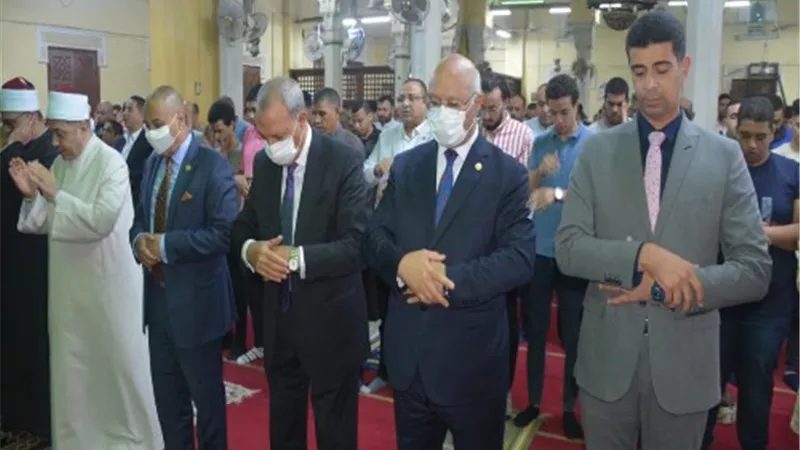 محافظ القليوبية يؤدي صلاة عيد الاضحي المبارك بمسجد ناصر بمدينة بنها