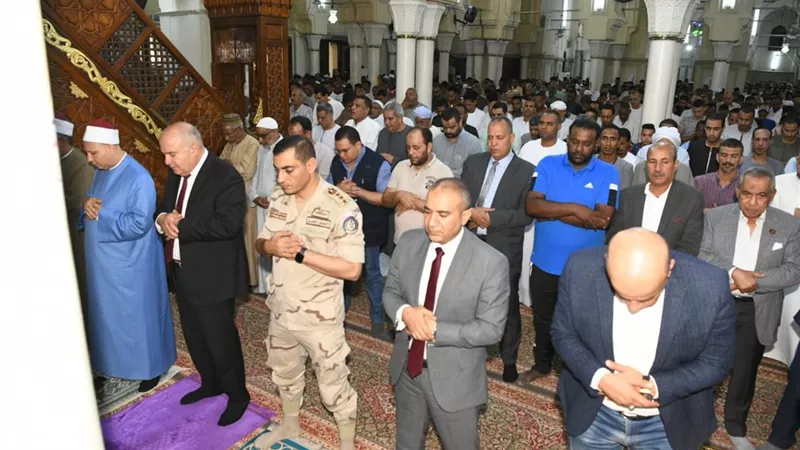 محافظ قنا يؤدى صلاة عيد الأضحى المبارك بمسجد العارف بالله سيدى عبدالرحيم القنائى