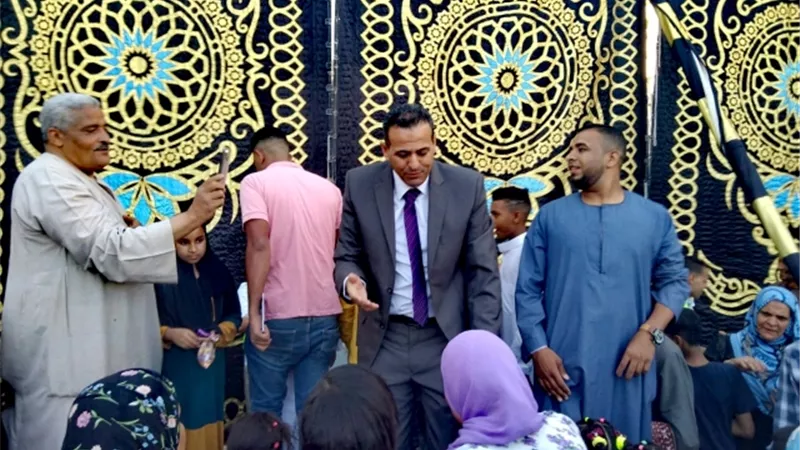 رئيس مدينة الأقصر يوزع الحلوى على الأهالى بعد صلاة العيد