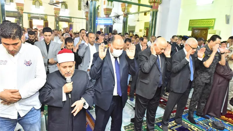 محافظ أسيوط يؤدي صلاة عيد الأضحى بمسجد ناصر ويهنئ المواطنين بالعيد