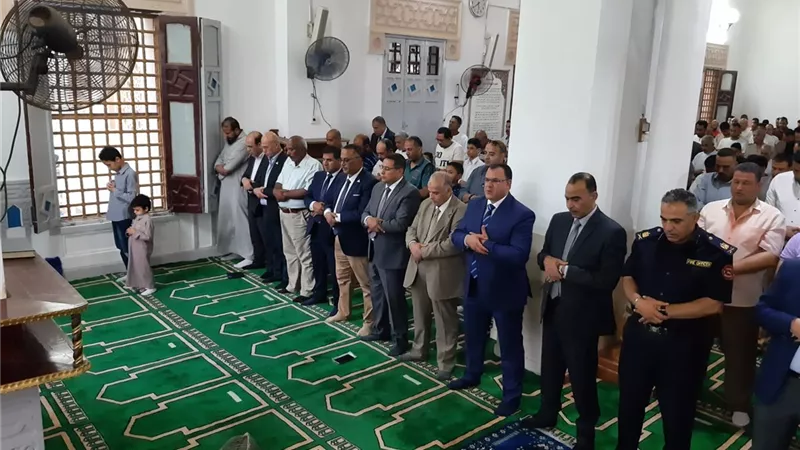 صقر يؤدى صلاة عيد الأضحى المبارك بمسجد بدر ببورتوفيق