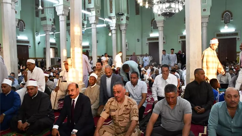 وسط إبتهالات التكبير والتهليل محافظ أسوان يؤدى صلاة عيد الأضحى المبارك بمسجد بدر بالطابية