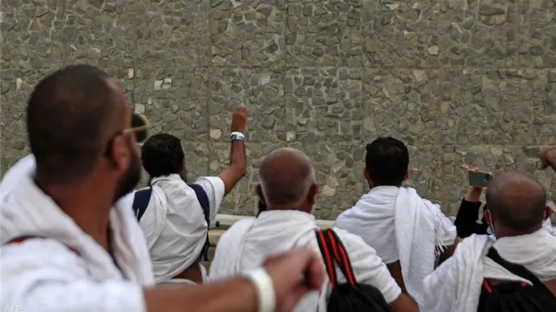 حجاج بيت الله الحرام يرمون الجمرات