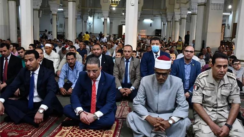 محافظ الفيوم يؤدي صلاة عيد الأضحى المبارك بمسجد ناصر الكبير